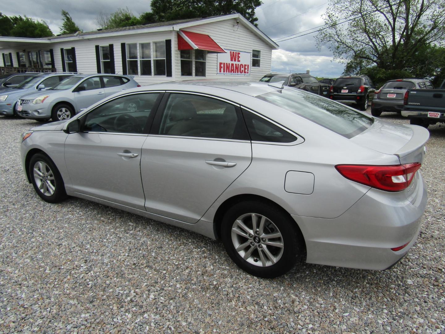 2016 Silver /Gray Hyundai Sonata SE (5NPE24AF1GH) with an 2.4L L4 DOHC 16V engine, Automatic transmission, located at 15016 S Hwy 231, Midland City, AL, 36350, (334) 983-3001, 31.306210, -85.495277 - Photo#5